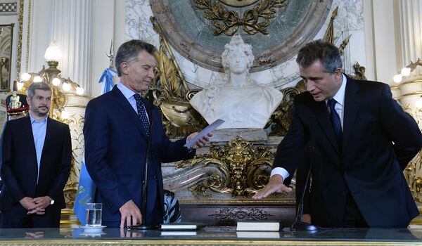 El presidente Macri toma juramento a Luis Miguel Etchevehere, en 2017.
