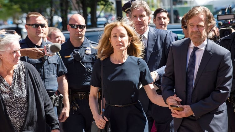 Felicity Huffman con su marido. La actriz se declaró culpable en la multimillonaria trama de sobornos universitarios 