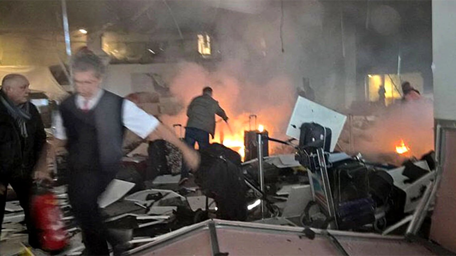 Una escena de cómo quedó el aeropuerto de Estambul luego del atentado suicida de los yihadistas.