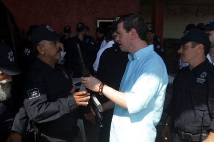 TEPALCATEPEC, MICHOACÁN, 10MAYO2014. Alfredo Castillo, comisionado para la Seguridad y el Desarrollo Integral de Michoacán, y Estanislao Beltrán Torres "Papá Pitufo", uno de los líderes y fundadores reconocidos por los autodefensa, durante la presentación de la nueva corporación Policía Estatal "Fuerza Rural", quienes asumirán el control en materia de seguridad del municipio. La anterior corporación de policías estatales fueron expulsados por los pobladores por tener vínculos con el grupo delictivo de los llamados "Caballeros Templarios.
FOTO: JUAN JOSÉ ESTRADA SERAFÍN / CUARTOSCURO.COM