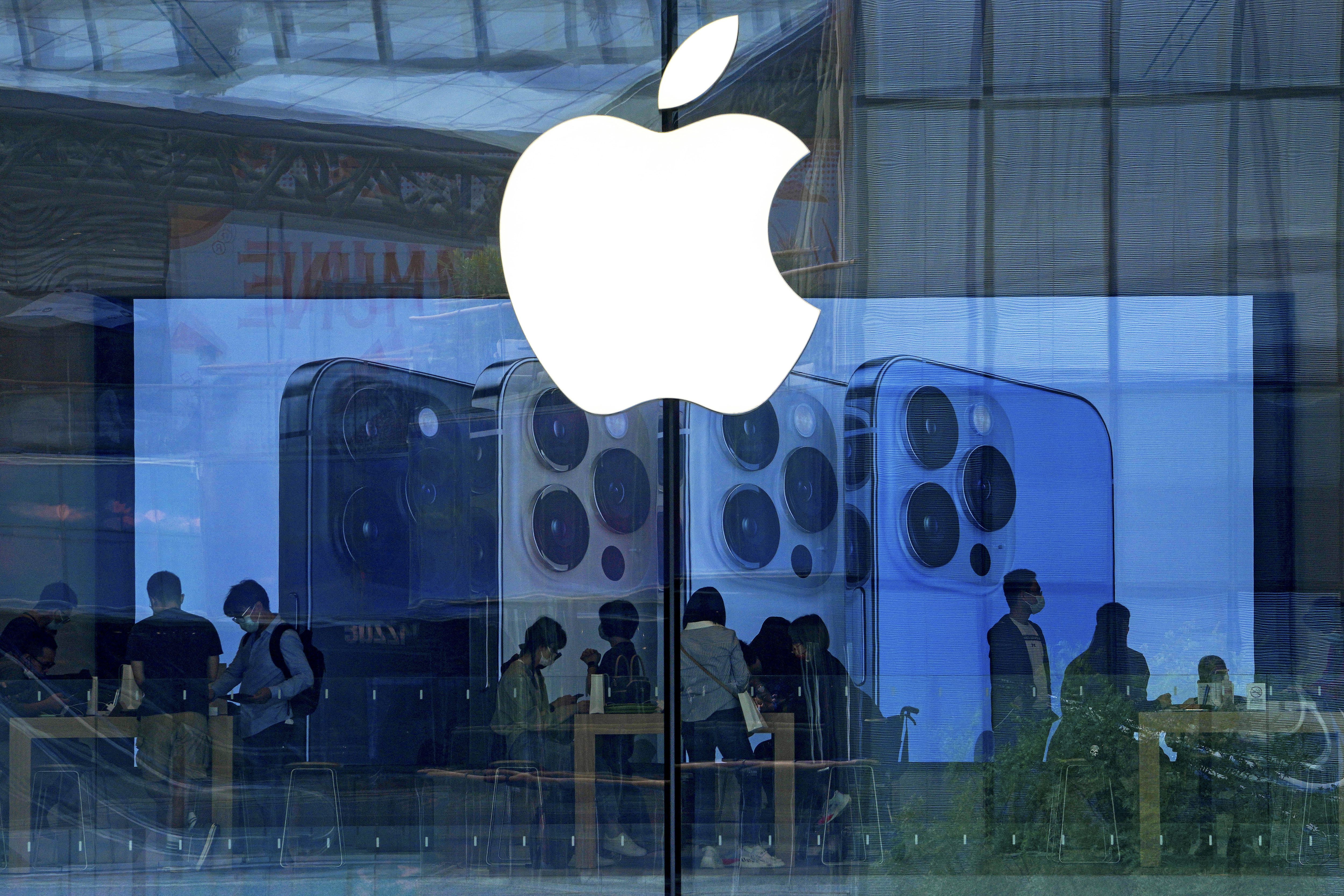 Apple aumenta actualizaciones de iOS frente a las amenazas de seguridad. (AP Foto/Andy Wong, Archivo)