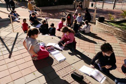 Niños estudian en el patio de su escuela en Mevaseret Zion. REUTERS / Ronen Zvulun