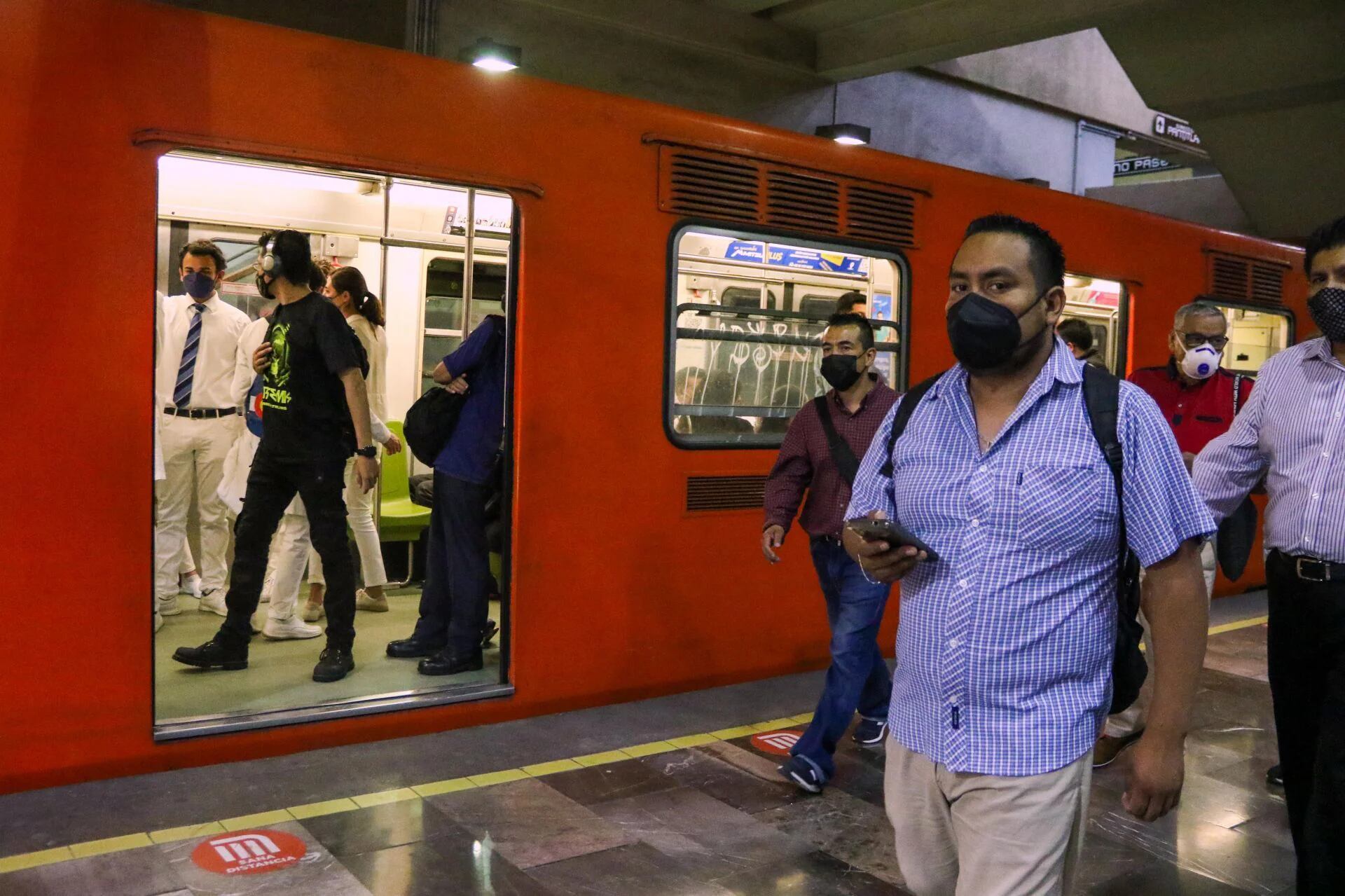 Metro CDMX hoy 21 de septiembre: retiran tenedor que obstruía puertas en tren de la Línea B 