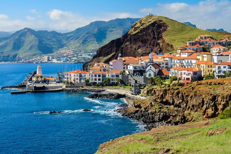 Las islas portuguesas de Madeira, ubicadas frente a la costa de Marruecos en el Océano Atlántico, reabrirán a los turistas internacionales el 1 de julio (Shutterstock)