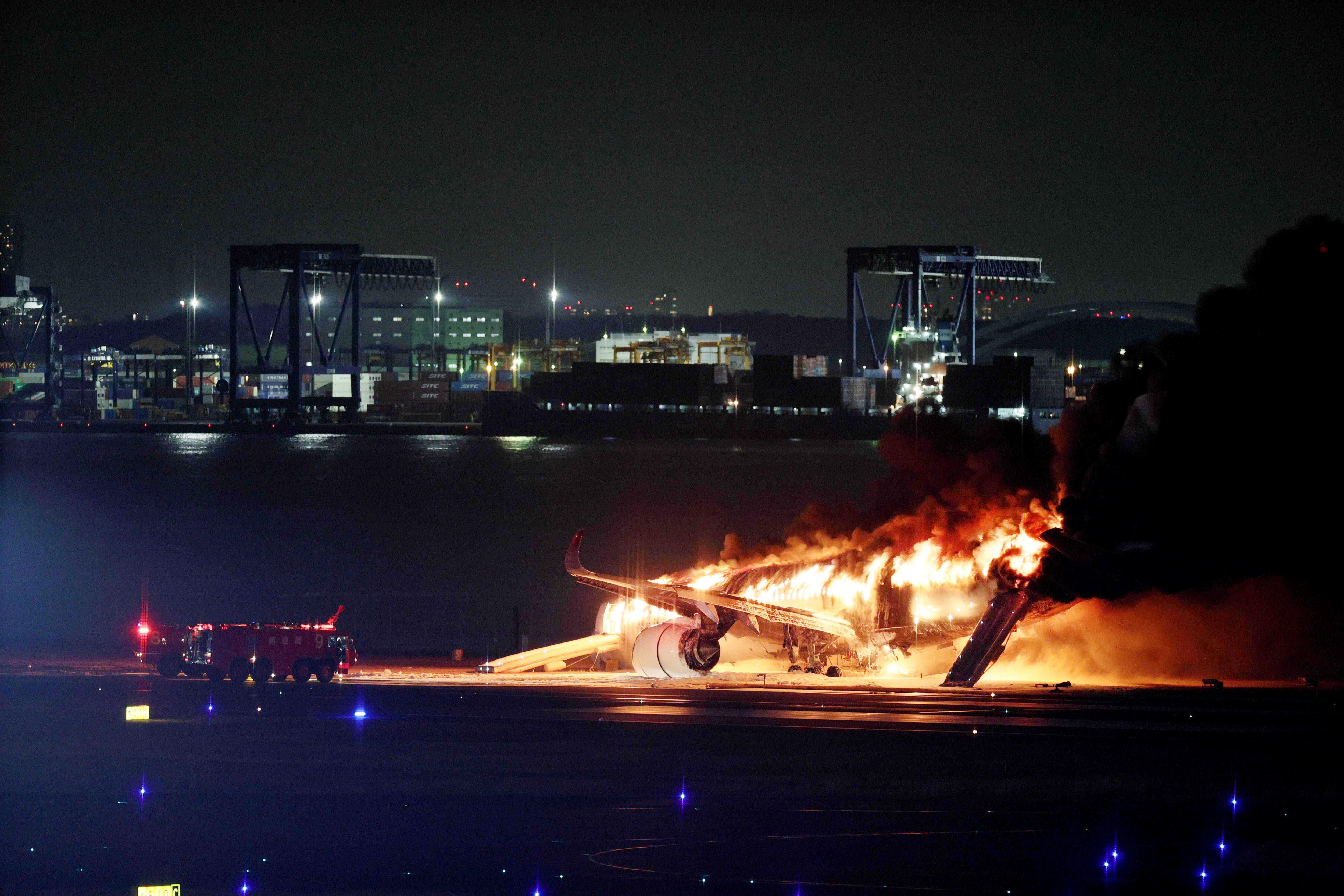 El avión de la compañía Japan Airlines (JAL) que se incendió hoy en la pista del aeropuerto de Haneda (EFE/EPA/JIJI)
