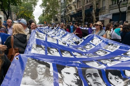En cada una de las Marchas por la Memoria se desplega la pancarta con las fotos de las y los desaparecidos. (Shutterstock)