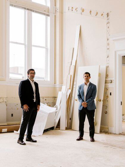 Joshua Cohen, izquierda, y Justin Klee en Amylyx, la startup que fundaron y en la cual desarrollaron un nuevo tratamiento contra el ELA (Cody O'Loughlin/The New York Times)
