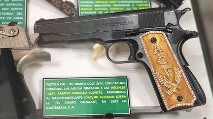 Pistola confiscada a Joaquín Guzmán Loera, con las iniciales de Amado Carrillo Fuentes (Foto: archivo)