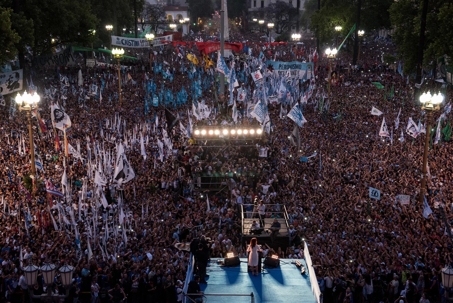 La presidenta Cristina Fernandez de Kirchner da su ultimo discurso en la Plaza de Mayo (Maria Eugenia Cerruti)