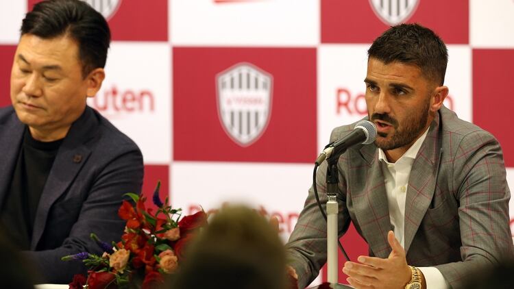 David Villa habló en conferencia de prensa junto al CEO de Rakuten, Hiroshi Mikitani, para anunciar que se retirará del fútbol al final de la temporada de Vissel Kobe (EFE)