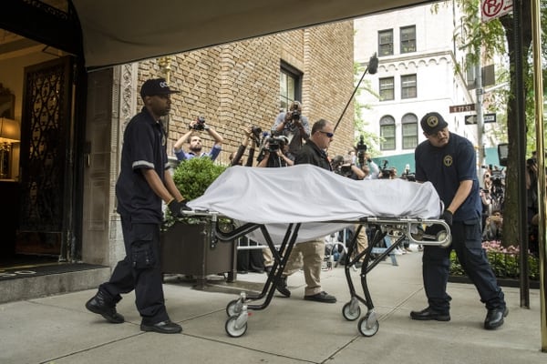 La policÃ­a de Nueva York traslada el cuerpo de la diseÃ±adora Kate Spade