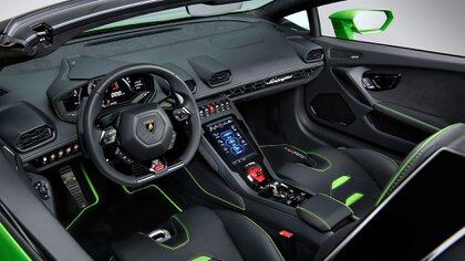 Máxima deportividad en el interior de este Lamborghini que mezcla mucha tecnología y estilo italiano.
