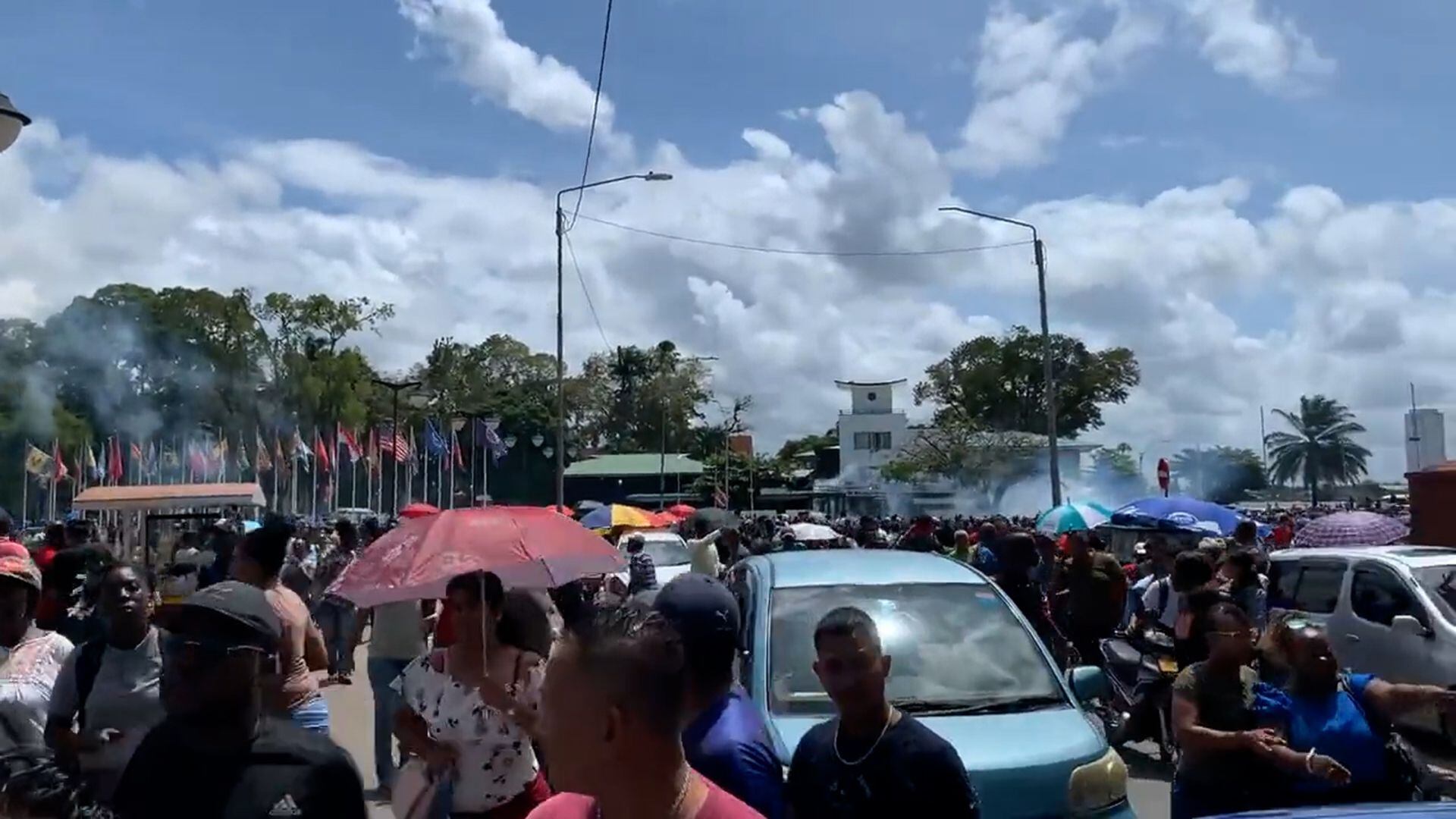 Protestas en el Parlamento en Surinam