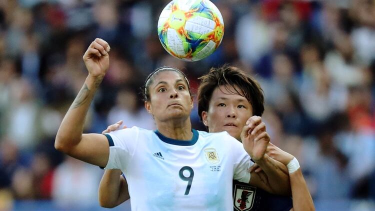 Sole Jaimes, única referencia en la delantera de Argentina, intenta controla la pelota en el debut del Mundial Femenino ante Jaón (Reuters)