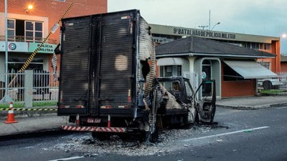 Un camión destruido tras los enfrentamientos (EFE)