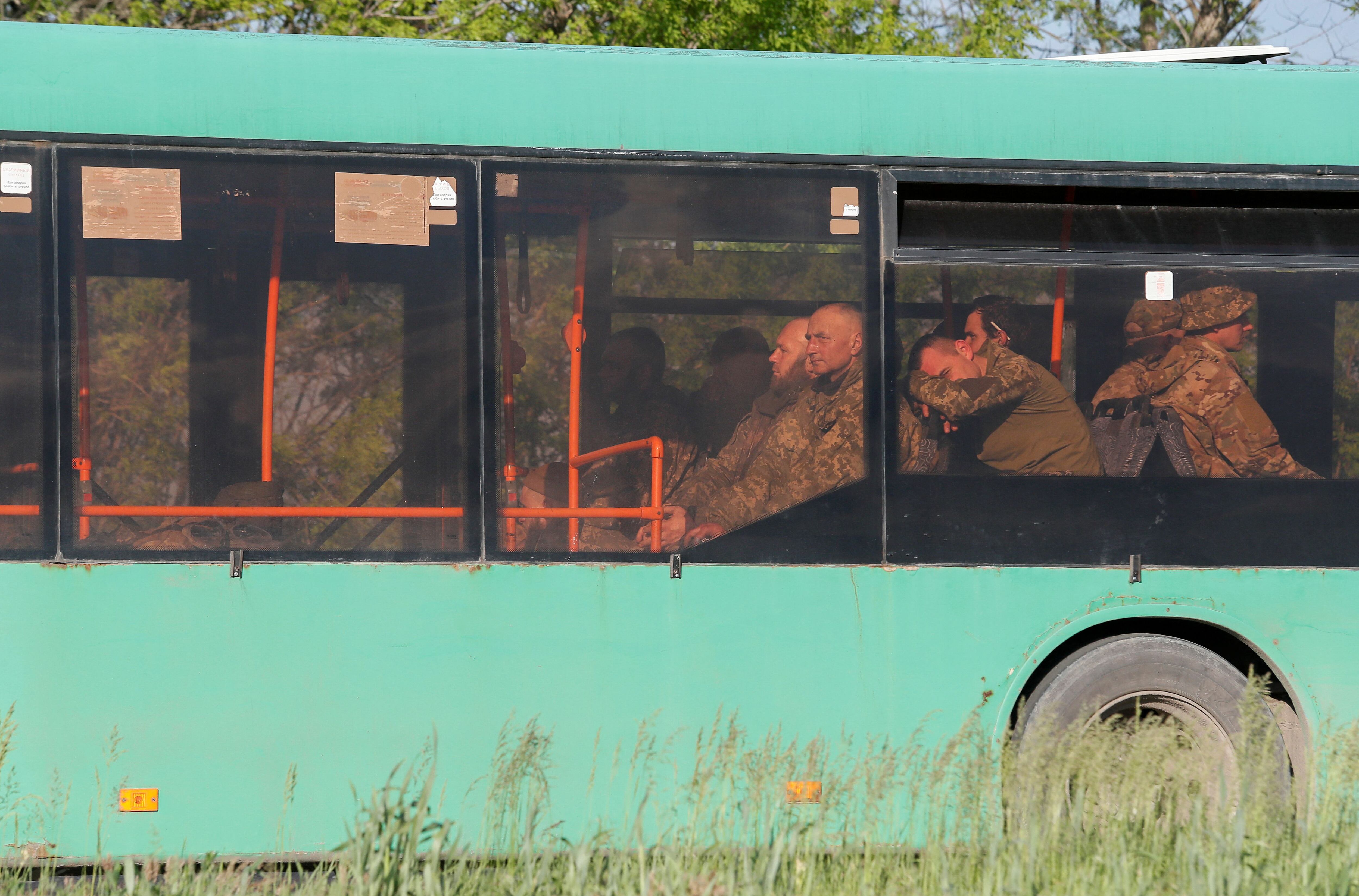 Un total de 2.439 combatientes ucranianos que resistían en la planta de Azovstal fueron apresados por los rusos