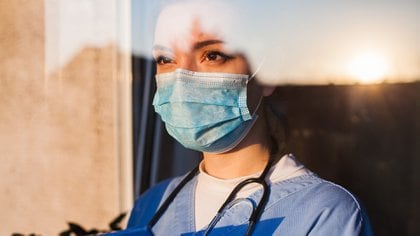 En España, por ejemplo, se han contagiado casi 50 000 sanitarios, una población en la que el 66 % son mujeres (Shutterstock.com)