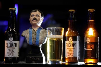 La marca El Chapo 701 tiene entre su oferta una cerveza artesanal (Foto: Archivo/EFE)