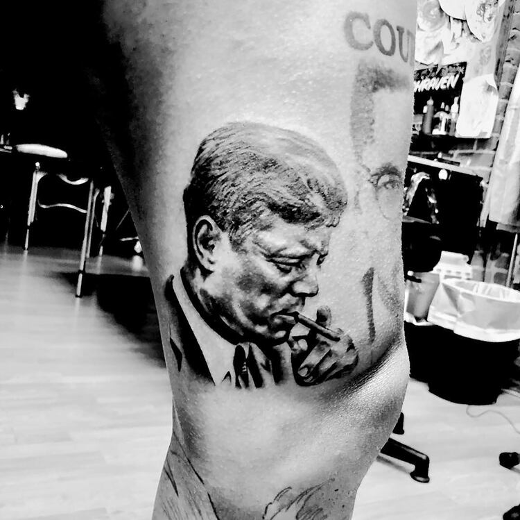 Tim Howard se tatuó el rostro de John F. Kennedy en una de sus piernas (@timhow1)
