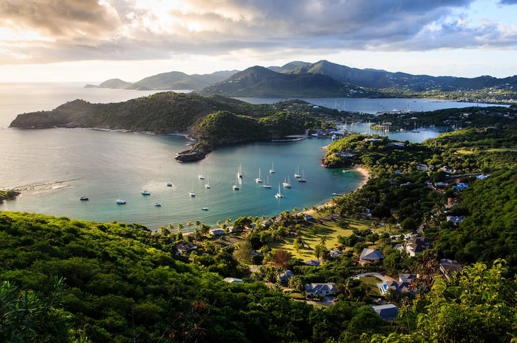La nación caribeña de Antigua y Barbuda consta de dos islas principales (Shutterstock)