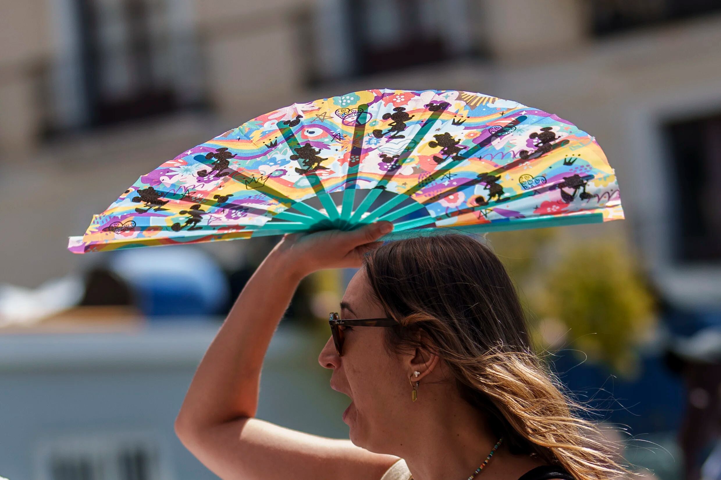 Una mujer se cubre del sol en Madrid, España