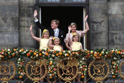 Máxima y Guillermo junto a sus tres hijas, las princesas Amalia, Alexia y Ariane saludando a los holandeses en el balcón del Palacio Real
