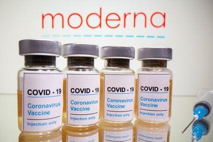 Foto de archivo ilustrativa de frascos con una etiquete de vacuna para el COVID-19 junto al logo de Moderna (REUTERS/Dado Ruvic)