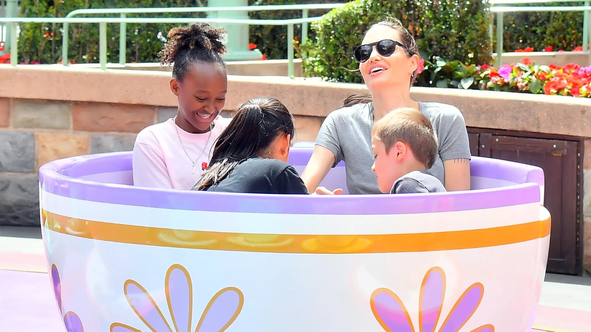 Angelina Jolie con sus hijos en Disney