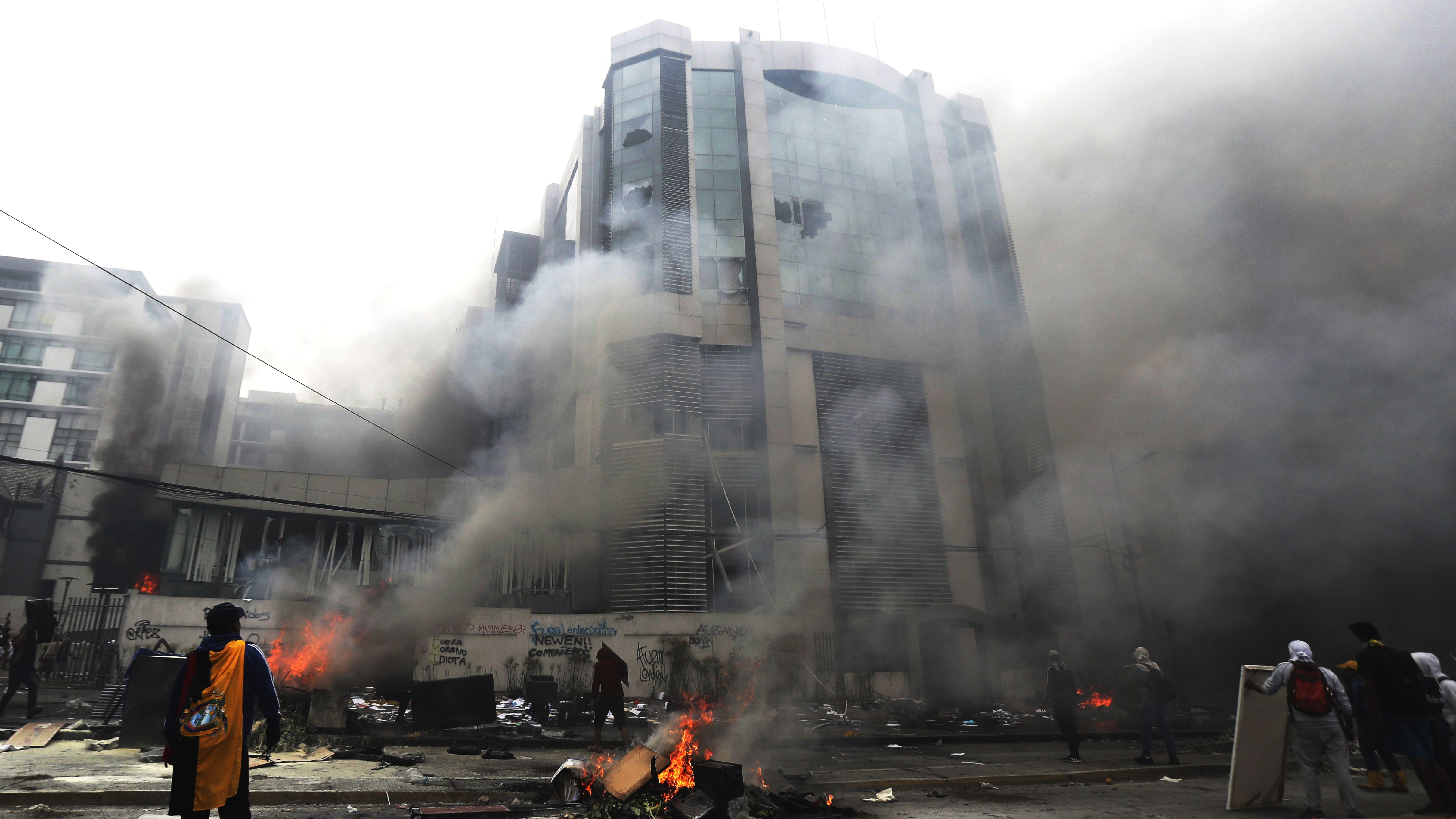 Un grupo de encapuchados incendió y saqueó el edificio de la Contraloría de Ecuador este sábado 12 de octubre