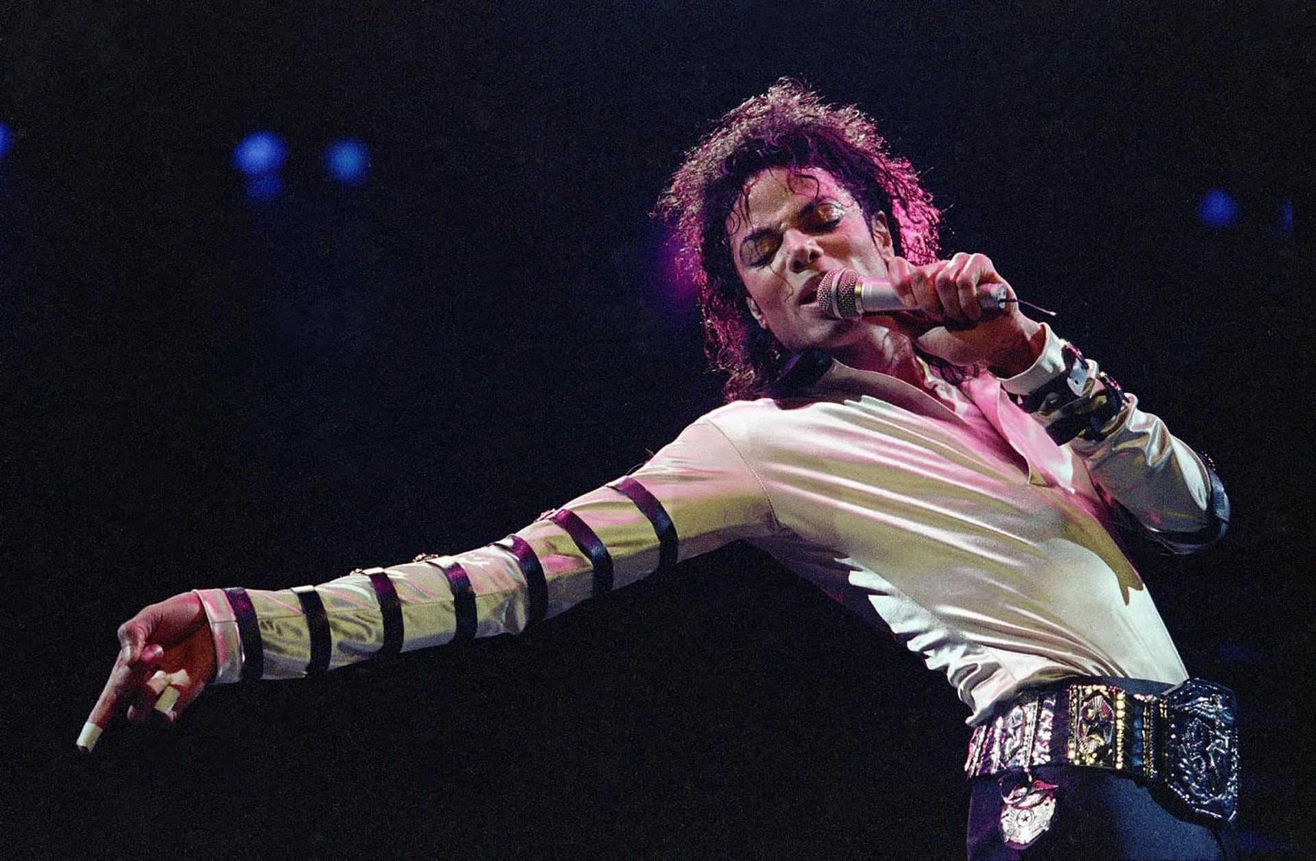 Michael Jackson cantando y bailando en su show 13-city U.S. tour, en Kansas City (Febrero de 1988)
