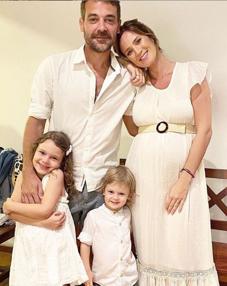 Paula Chaves y Pedro Alfonso recibieron el año con la llegada de un tercer hijo (Foto: Instagram)