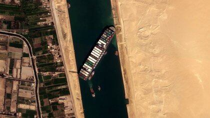 Fracasó nuevamente el intento de reflotar el Ever Given para desbloquear el Canal de Suez