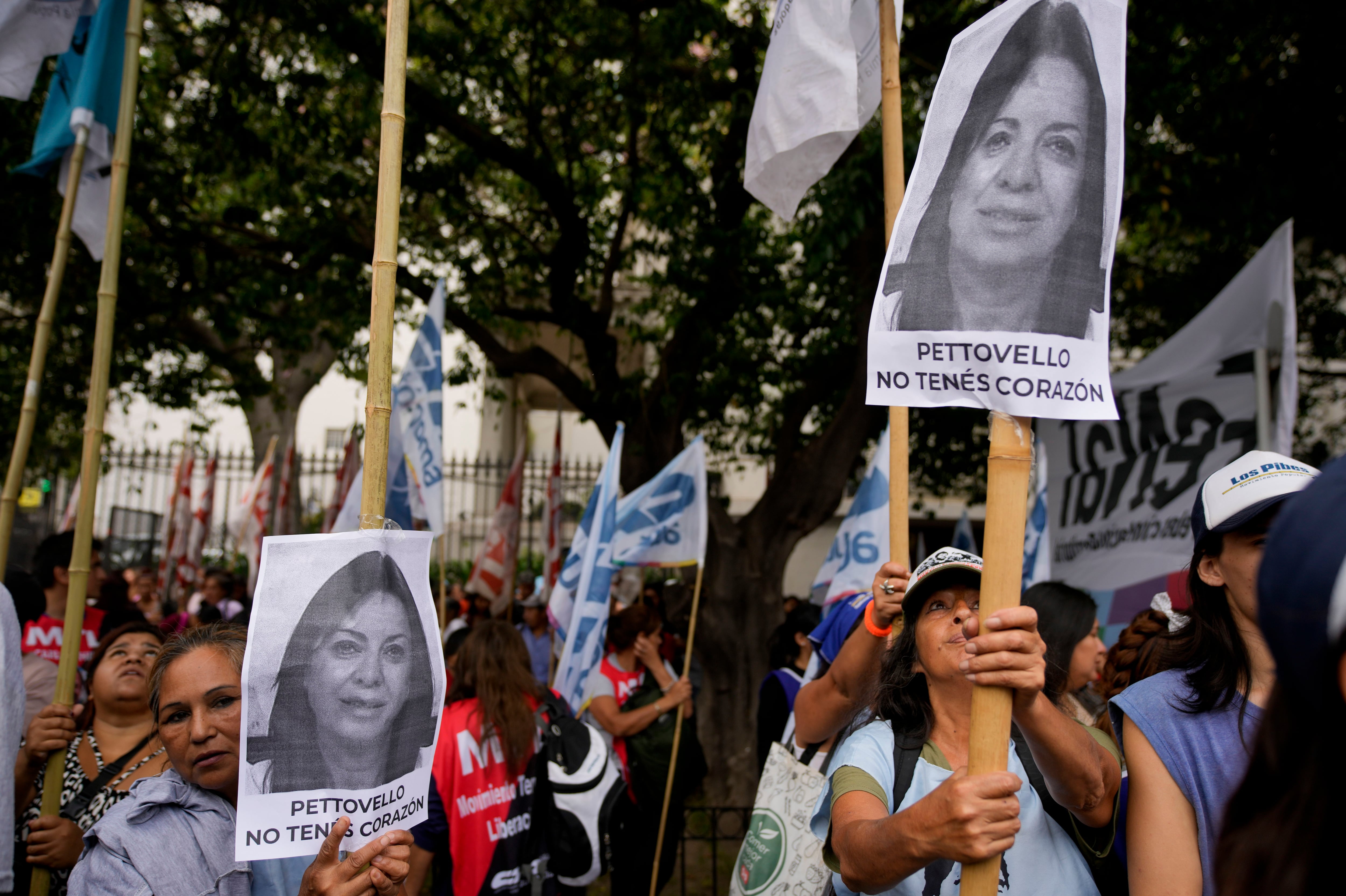 Los manifestantes sostienen fotografías de Sandra Pettovello, ministra argentina de Capital Humano, afuera de la sede de su ministerio