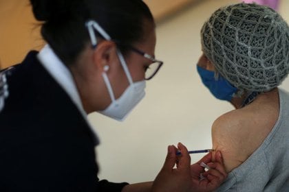 Imagen de archivo de una trabajadora de la salud administrando una dosis de la vacuna de Pfizer/BioNtech contra el coronavirus en un asilo de Ciudad de México (Foto: REUTERS/Edgard Garrido)