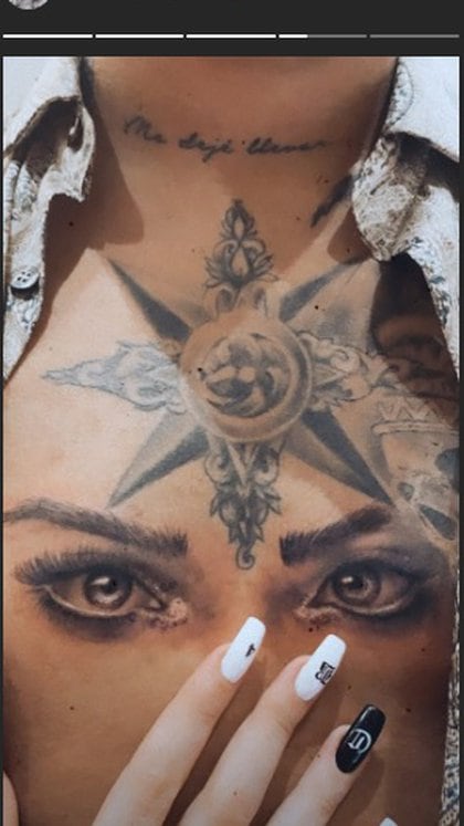 Nodal tiene los ojos de Belinda tatuados en su pecho