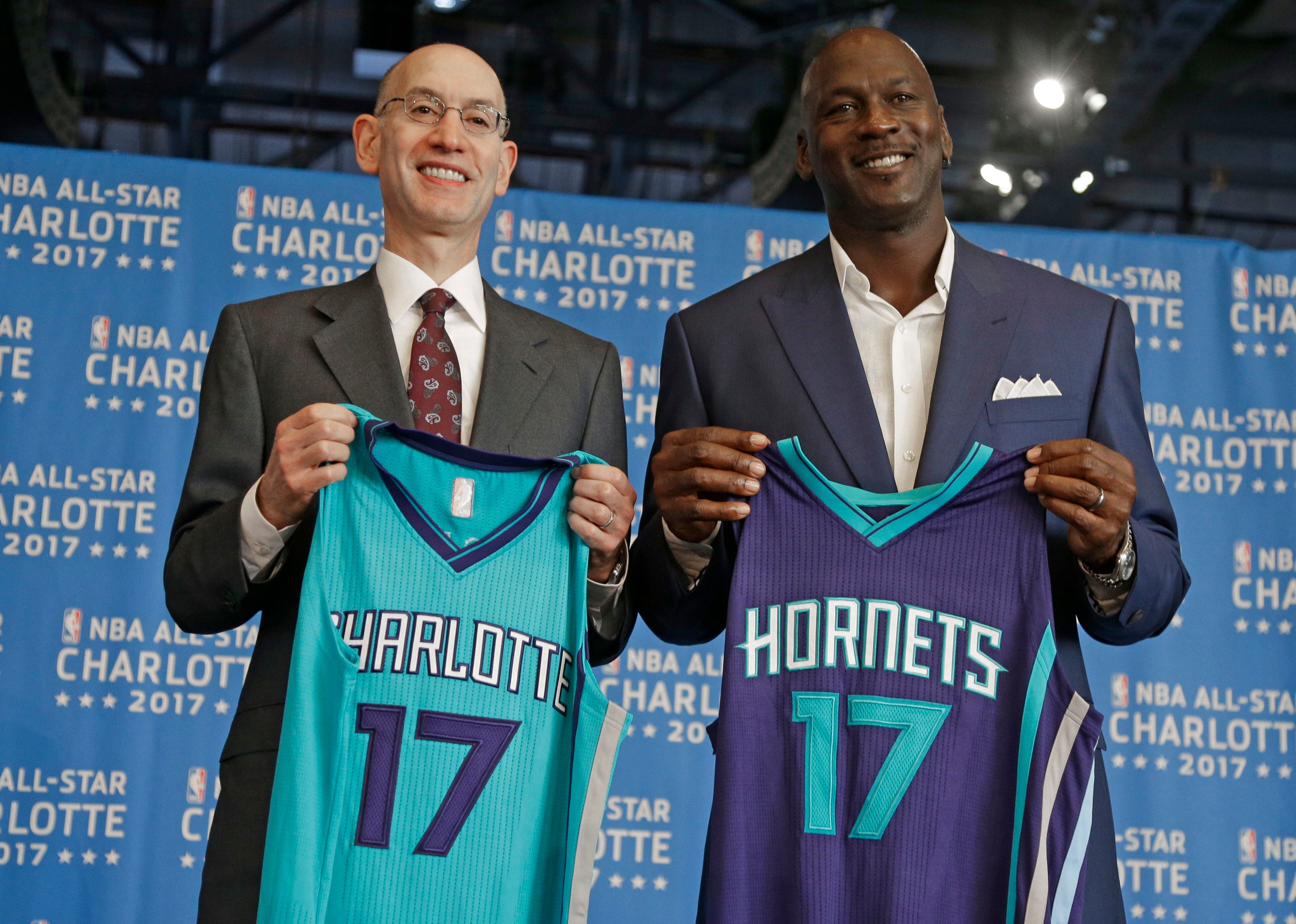  El comisionado de la NBA Adam Silver (izquierda) y el dueño de los Hornets de Charlotte Michael Jordan posan durante el anuncio de Charlotte como sede del Juego de Estrellas de la NBA, el 23 de junio de 2015 (AP)