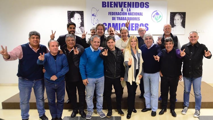 El candidato a gobernador bonaerense, Axel Kicillof y su vice VerÃ³nica Magario, junto a Hugo Moyano y otros sindicalistas. (@cgt_camioneros)