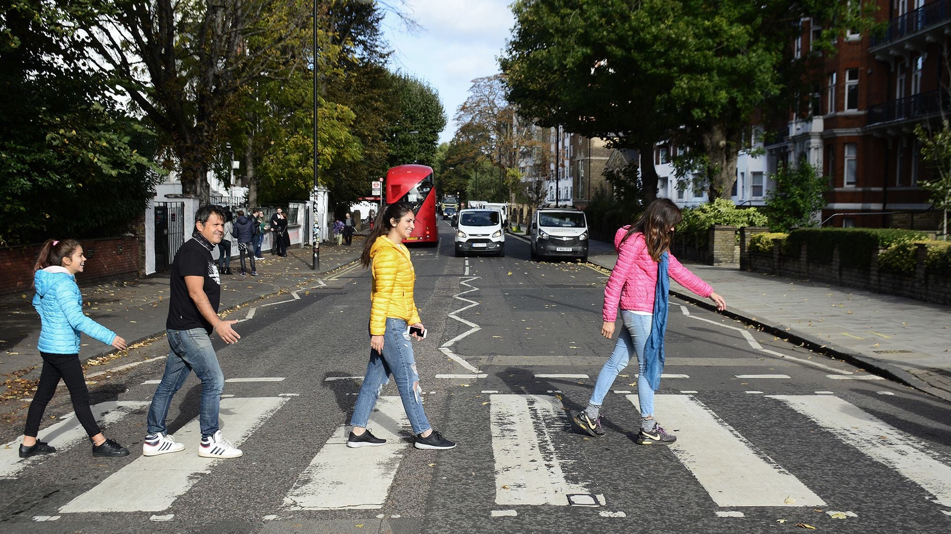 Miles de personas cada día intentan remedar la foto de portada de Abbey Road (Photo by Robert Alexander/Getty Images)