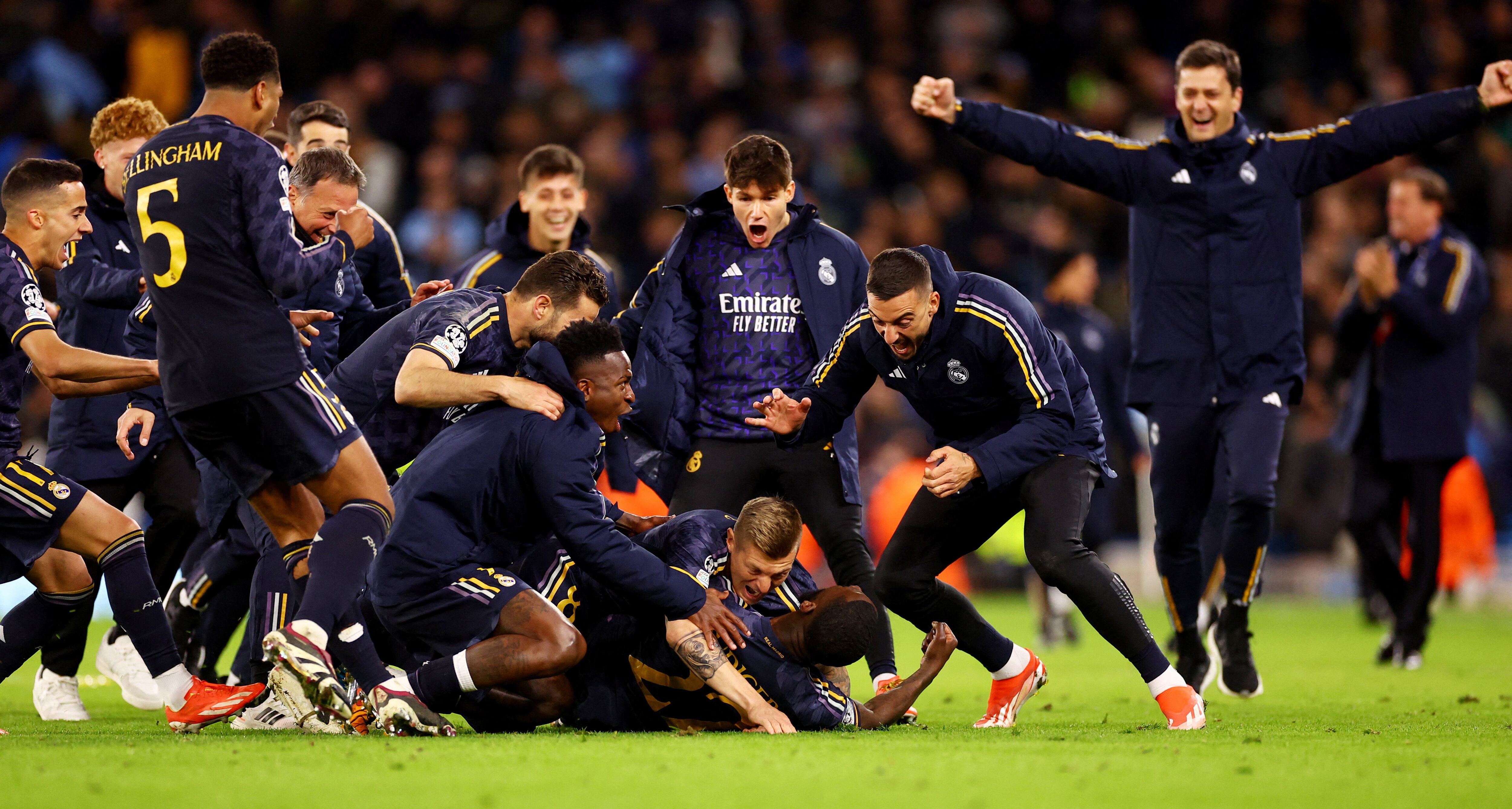 Los jugadores del Real Madrid celebran el pase a semifinales (REUTERS/Carl Recine)