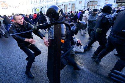Demonstrators clash with riot police during a rally in support of jailed opposition leader Alexei Navalny in the far eastern city of Vladivostok on January 23, 2021. - Navalny, 44, was detained last Sunday upon returning to Moscow after five months in Germany recovering from a near-fatal poisoning with a nerve agent and later jailed for 30 days while awaiting trial for violating a suspended sentence he was handed in 2014. (Photo by Pavel KOROLYOV / AFP)