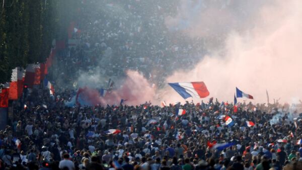 La marea francesa celebrando el triunfo (Reuters)