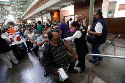 Fotografía de una vacunación masiva en la Biblioteca Vasconcelos en Ciudad de México (México). EFE/ Sáshenka Gutiérrez

