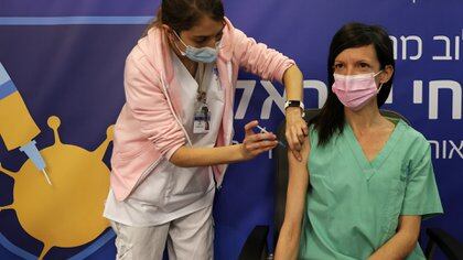 Israel comenzó este domingo una nueva etapa en su exitosa campaña de vacunación (REUTERS)