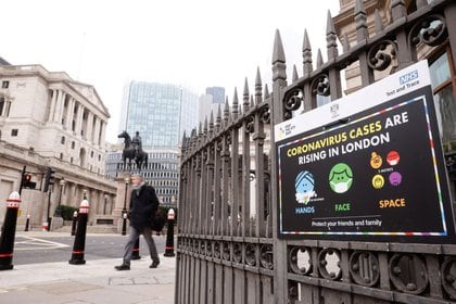 Un cartel de NHS fuera del Banco de Inglaterra en el distrito financiero de Londres, en Londres, Reino Unido, el 8 de enero de 2021. REUTERS/John Sibley