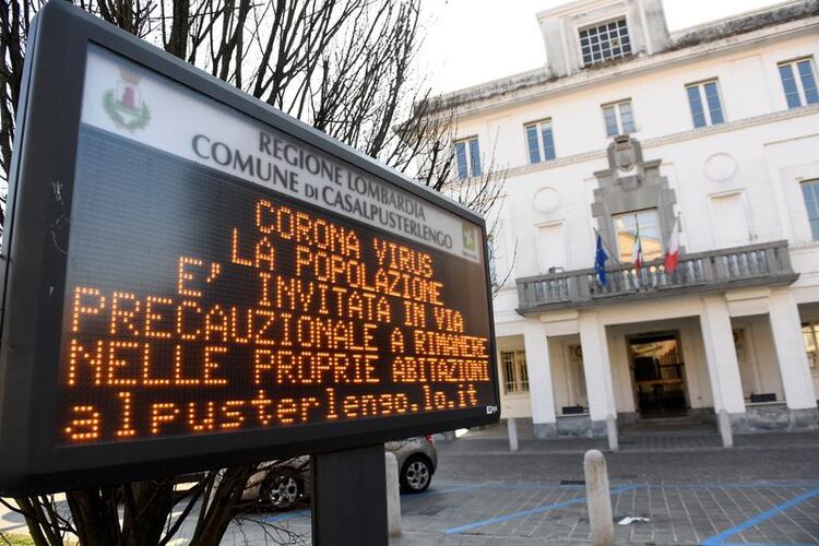 Una señal que advierte a la gente de que se quede en casa durante el brote de coronavirus en la ciudad de Casalpusterlengo, Italia, el 22 de febrero de 2020. REUTERS/Flavio Lo Scalzo