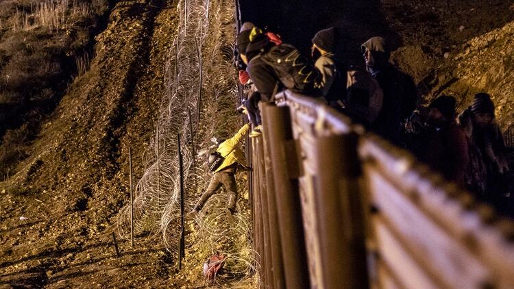 Resultado de imagen para PolicÃ­as norteamericanos detuvieron a 25 migrantes que intentaron cruzar a EEUU en AÃ±o Nuevo