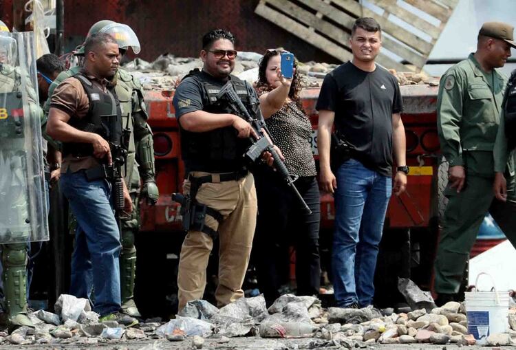 Fuerzas de seguridad venezolanas y colectivos chavistas durante la represión del sábado (EFE)