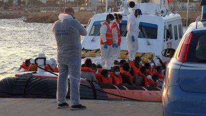 Una imagen de una grabación muestra a los migrantes rescatados por el MV Louise Michel, un barco de búsqueda y rescate de migrantes que opera en el mar Mediterráneo a la espera de desembarcar en Lampedusa, Italia, 29 de agosto de 2020 (Equipo local/REUTERS TV)