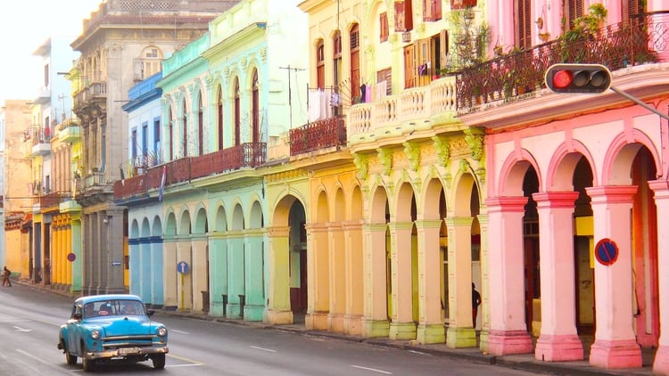 La ciudad en sí es sensual y esto se nota en todas las facetas de la vida cubana. Fuertes mojitos y bares que pasan música latina rítmica se suman a las vibraciones sensuales