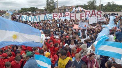En Gualeguaychú se realizaron numerosas marchas para intentar evitar la instalación de Botnia en Fray Bentos (NA)